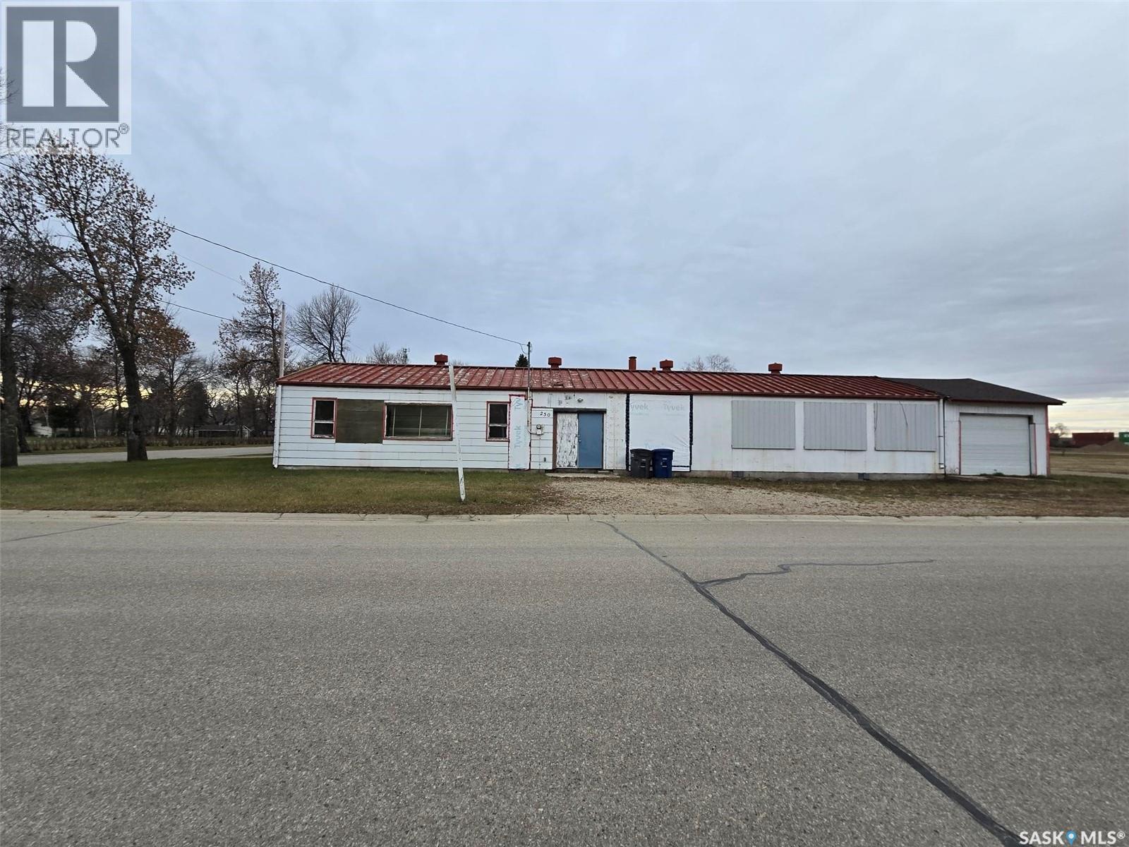 250 4Th Avenue, Broadview, SK - Outdoor