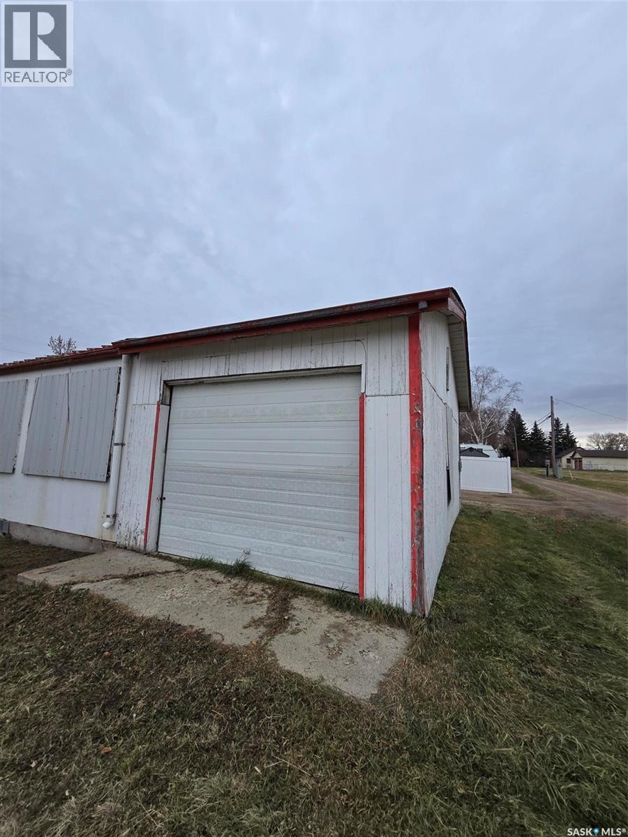 250 4Th Avenue, Broadview, SK - Outdoor
