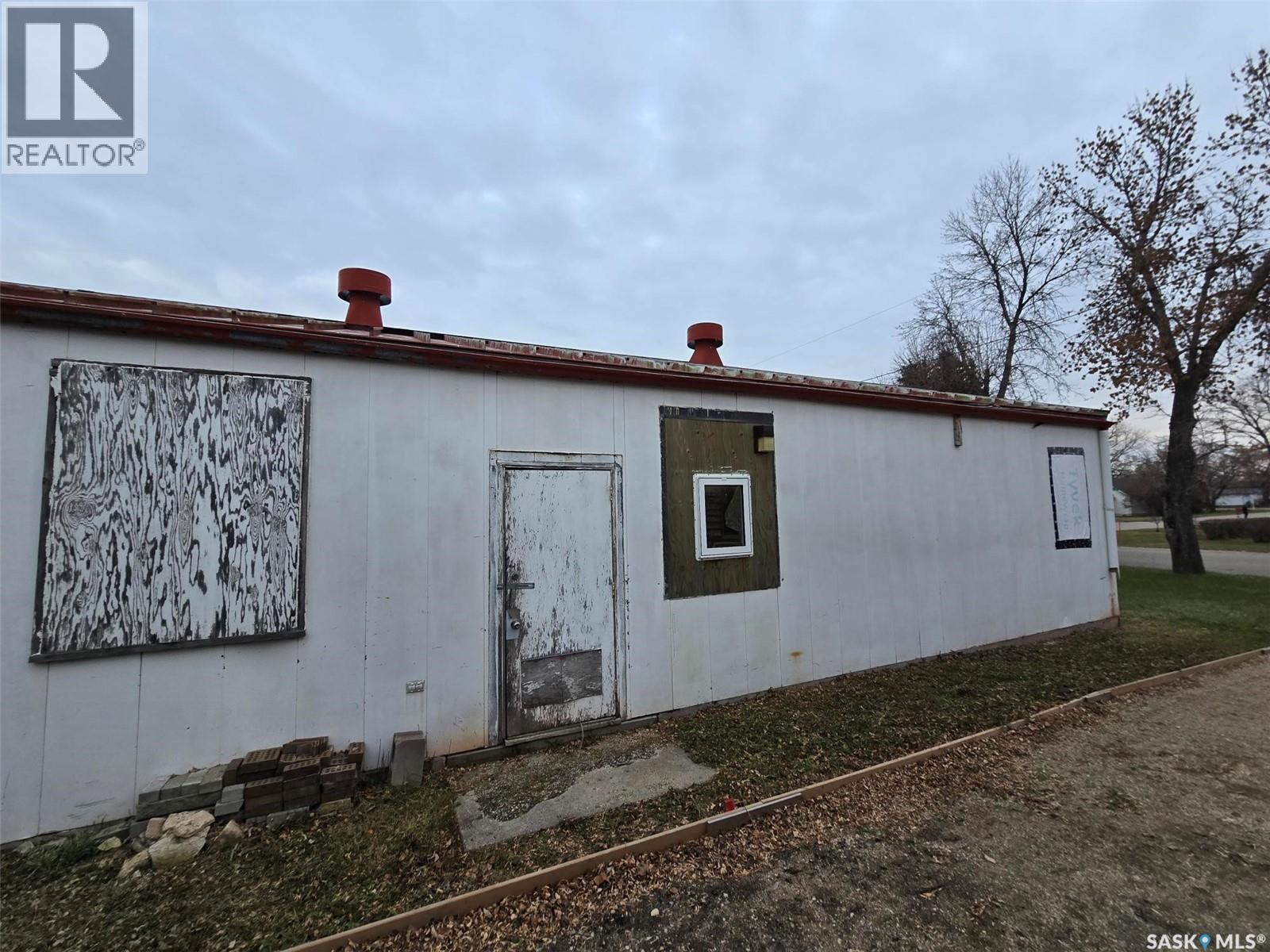 250 4Th Avenue, Broadview, SK - Outdoor