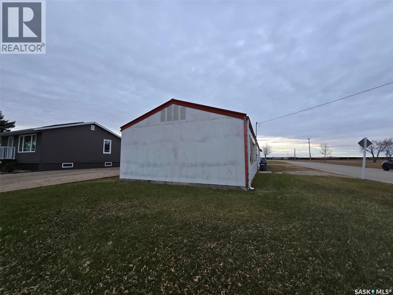 250 4Th Avenue, Broadview, SK - Outdoor