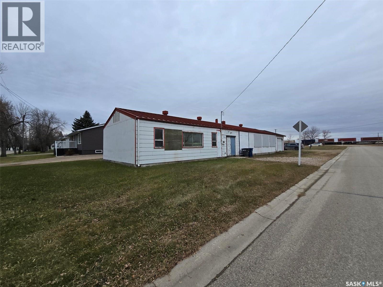 250 4Th Avenue, Broadview, SK - Outdoor