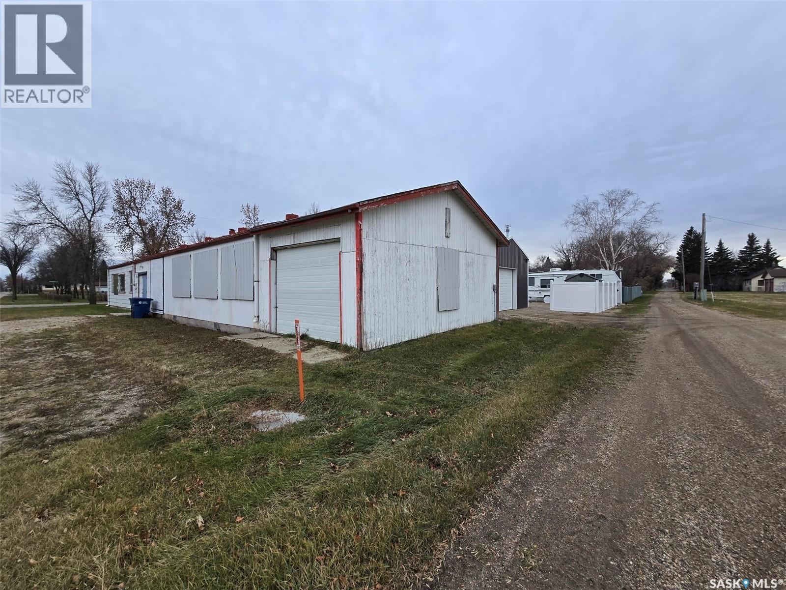 250 4Th Avenue, Broadview, SK - Outdoor