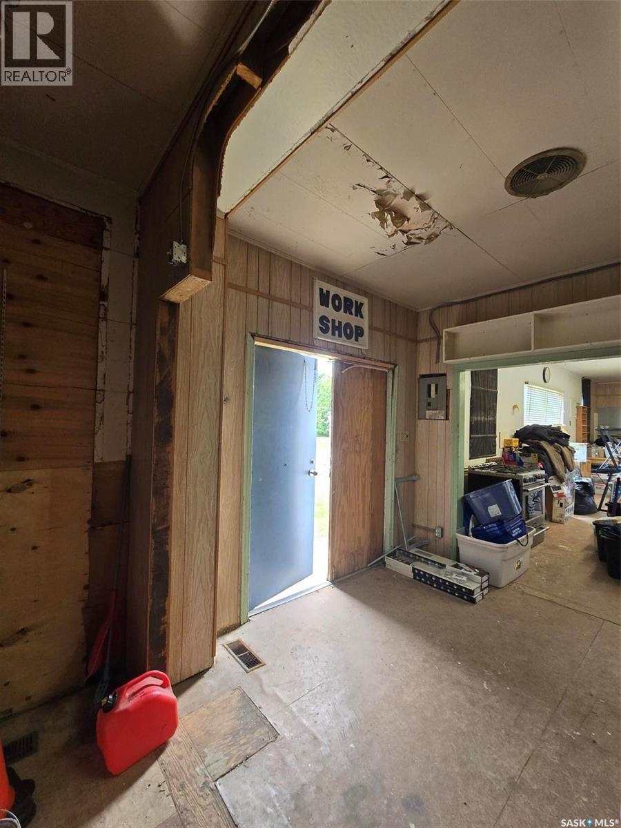 250 4Th Avenue, Broadview, SK - Indoor