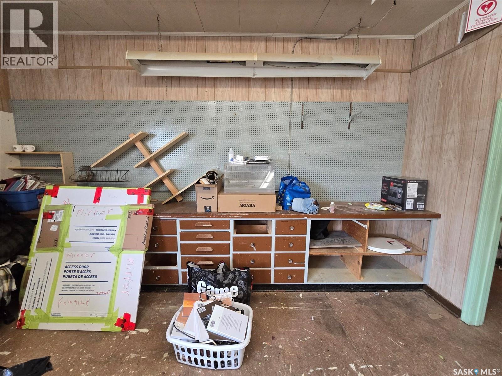 250 4Th Avenue, Broadview, SK - Indoor