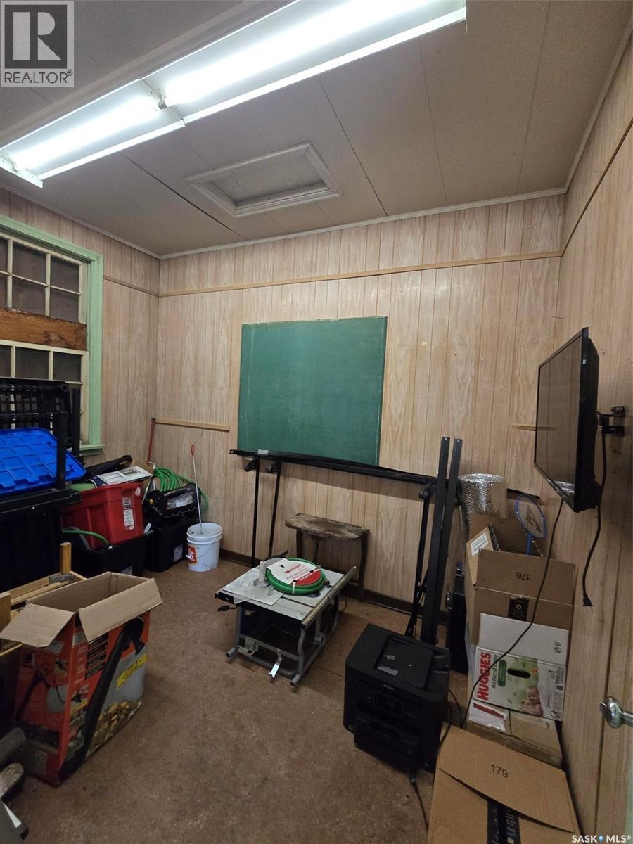250 4Th Avenue, Broadview, SK - Indoor