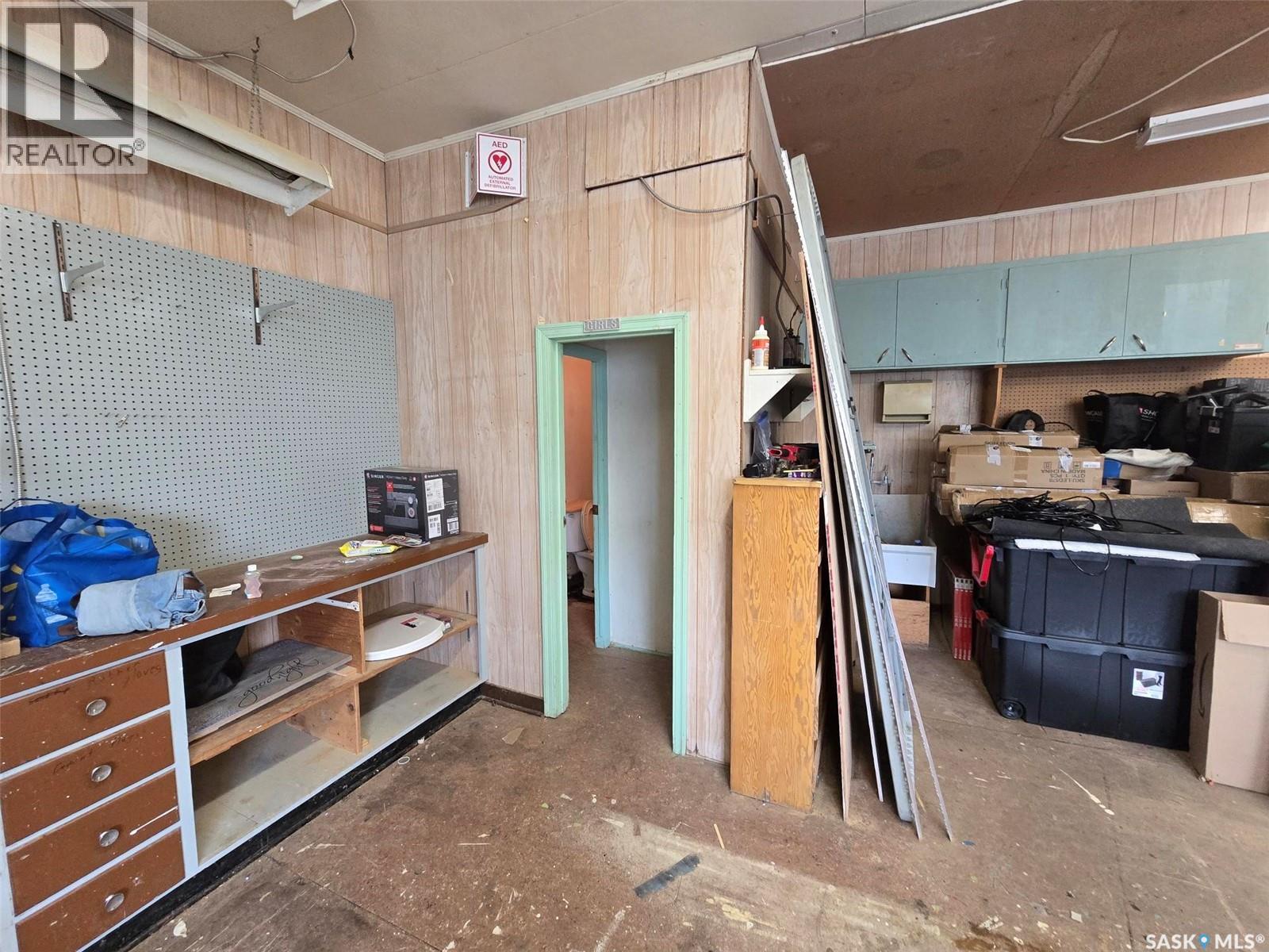 250 4Th Avenue, Broadview, SK - Indoor