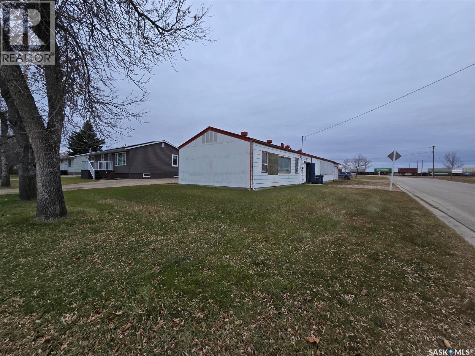 250 4Th Avenue, Broadview, SK - Outdoor