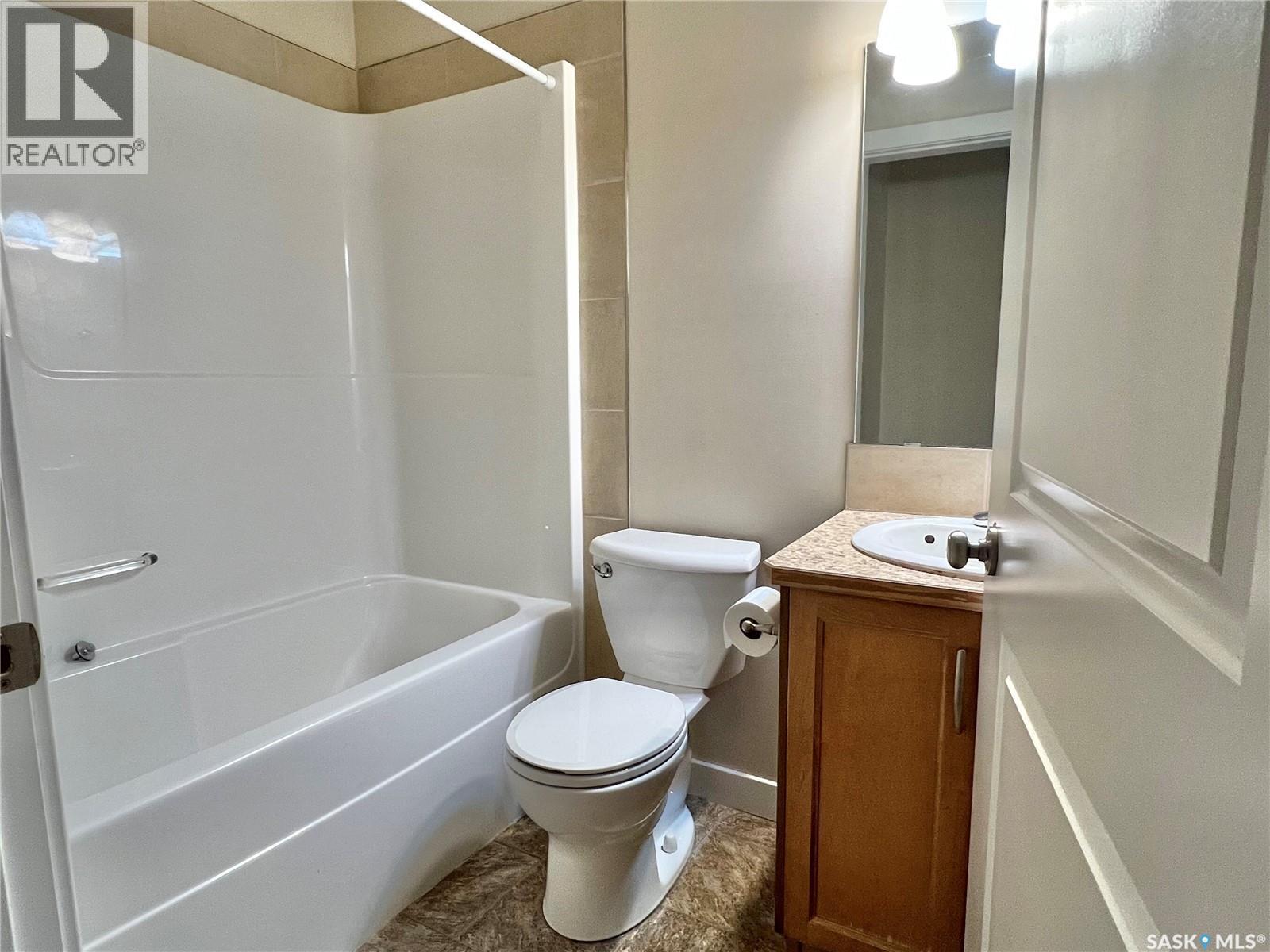 112 302 Bemister Avenue E, Melfort, SK - Indoor Photo Showing Bathroom