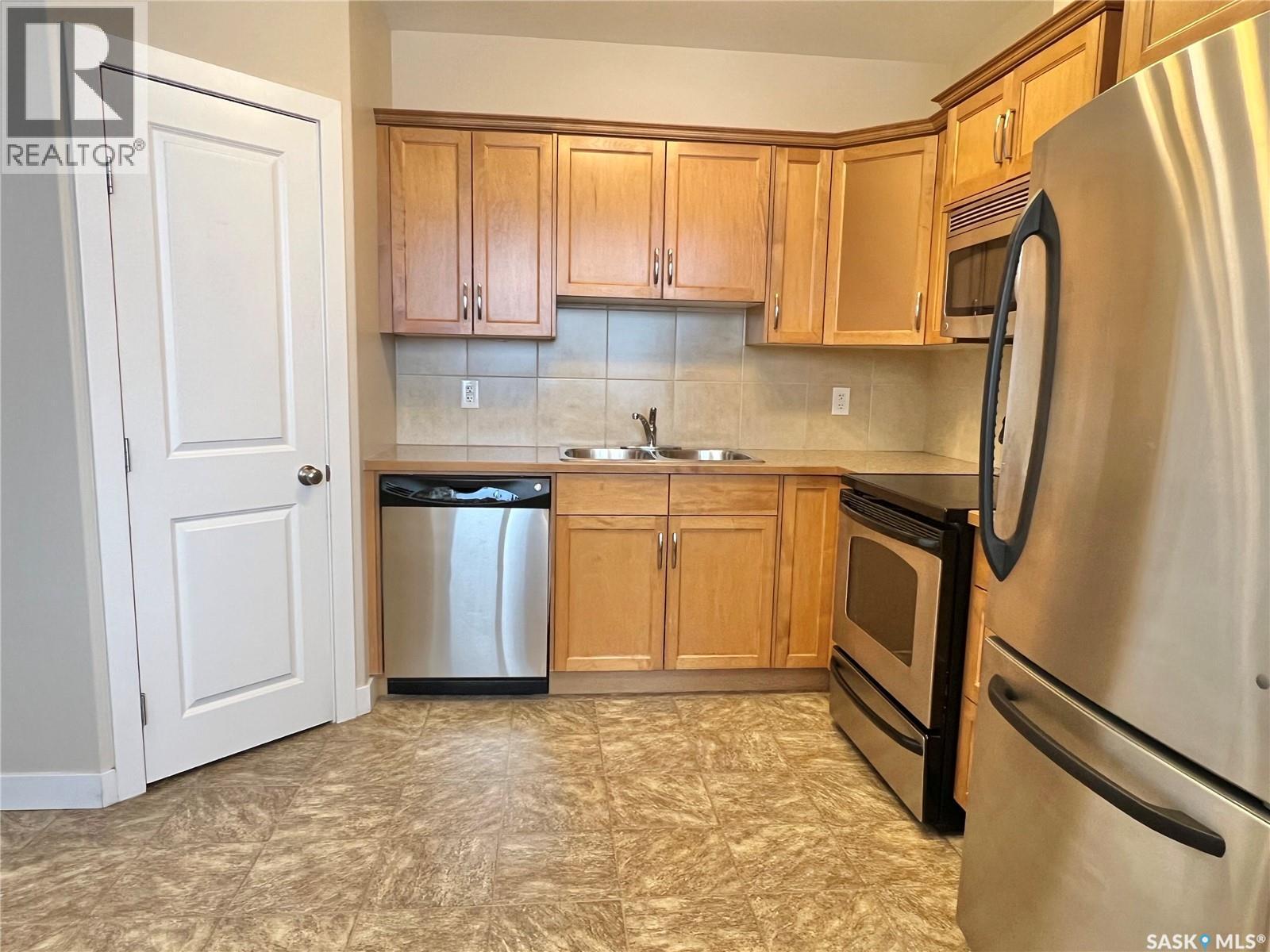 112 302 Bemister Avenue E, Melfort, SK - Indoor Photo Showing Kitchen With Double Sink