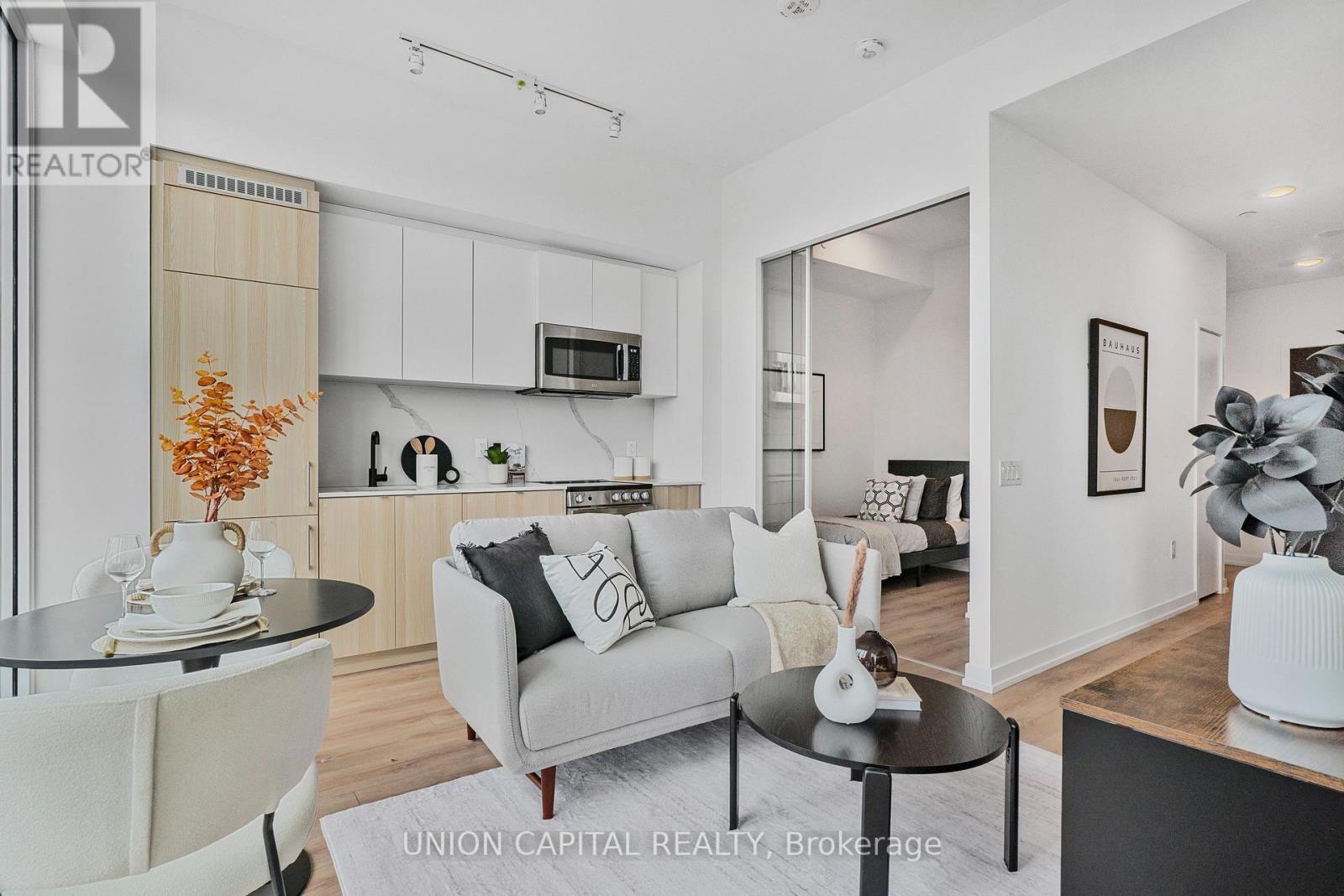 306 - 500 Dupont Street, Toronto, ON - Indoor Photo Showing Living Room