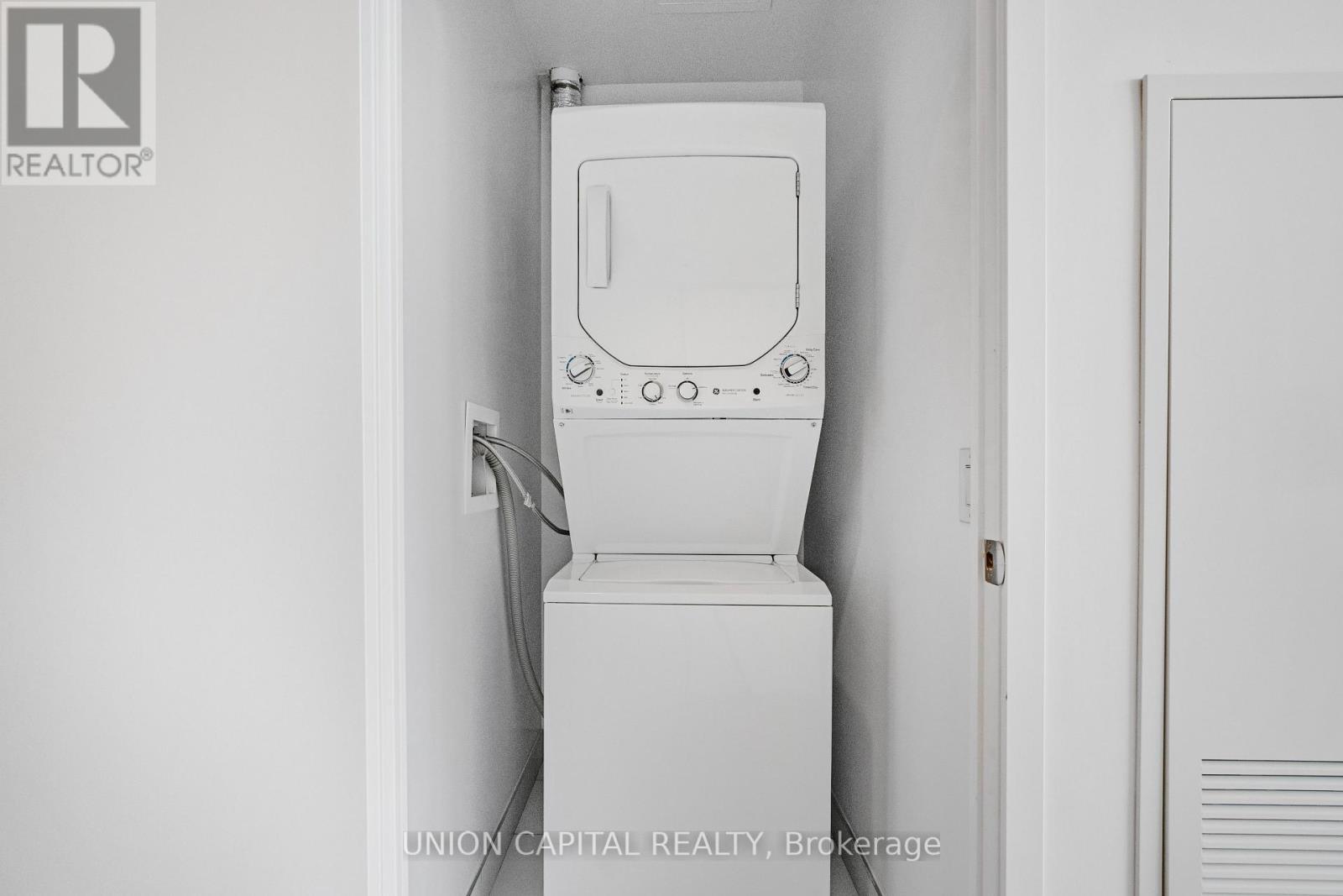 306 - 500 Dupont Street, Toronto, ON - Indoor Photo Showing Laundry Room