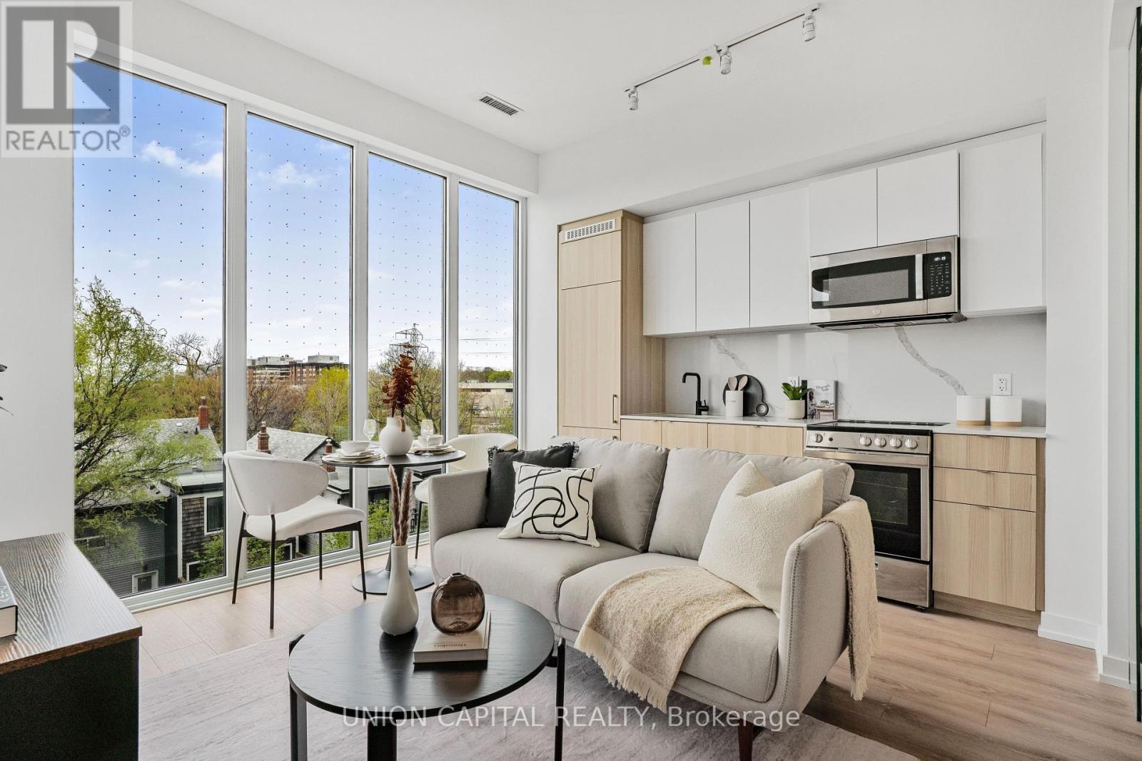 306 - 500 Dupont Street, Toronto, ON - Indoor Photo Showing Living Room