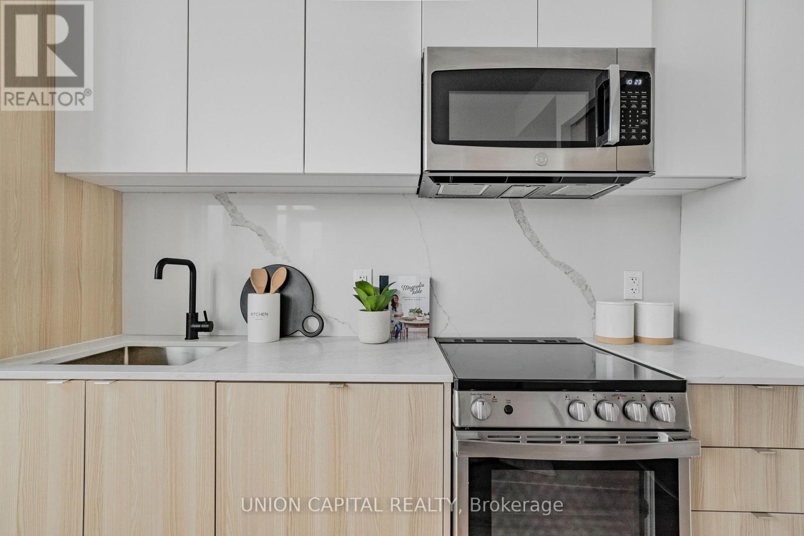 306 - 500 Dupont Street, Toronto, ON - Indoor Photo Showing Kitchen