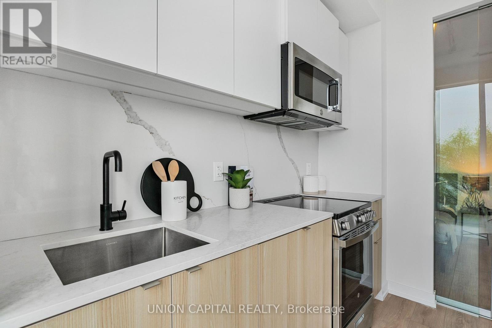 306 - 500 Dupont Street, Toronto, ON - Indoor Photo Showing Kitchen