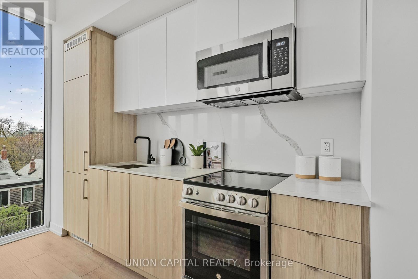 306 - 500 Dupont Street, Toronto, ON - Indoor Photo Showing Kitchen