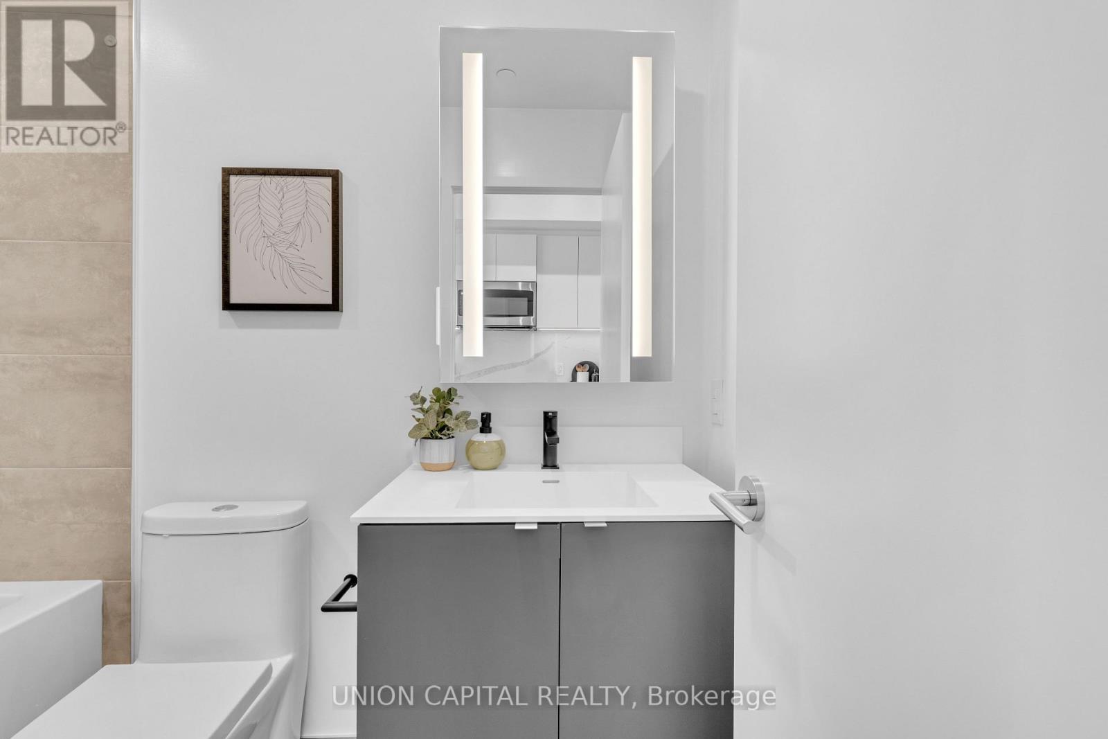308 - 500 Dupont Street, Toronto, ON - Indoor Photo Showing Bathroom