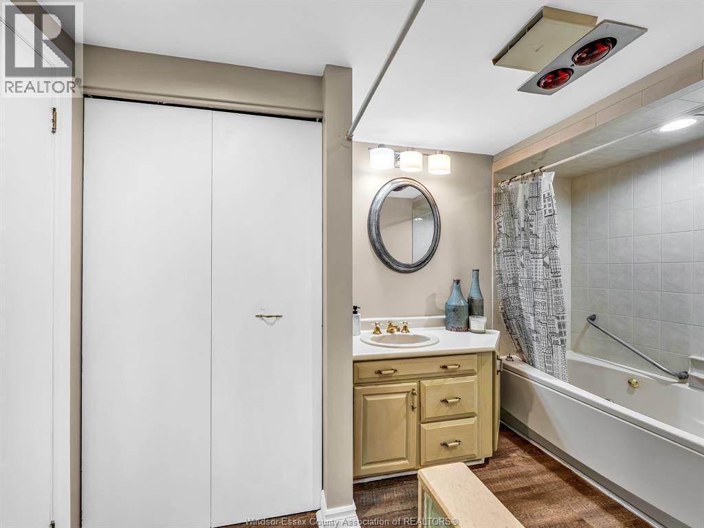 109 Robson Rd. Unit# 201, Leamington, ON - Indoor Photo Showing Bathroom