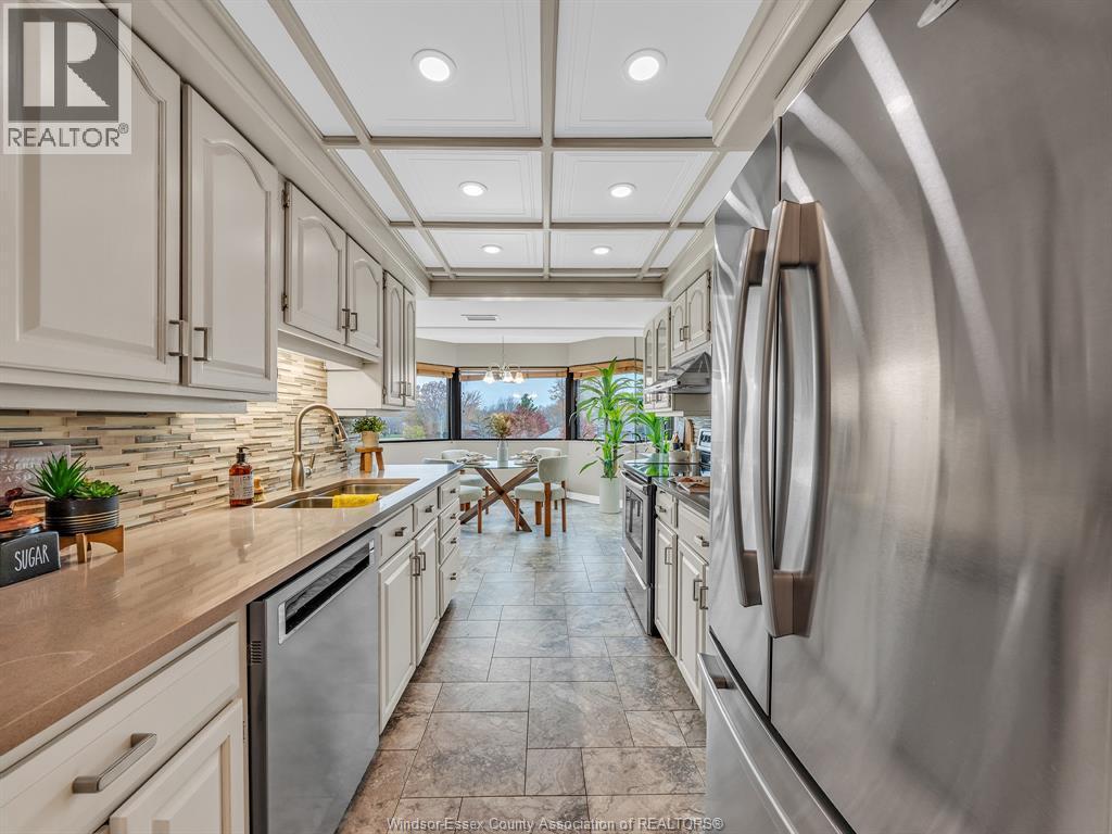 109 Robson Rd. Unit# 201, Leamington, ON - Indoor Photo Showing Kitchen With Upgraded Kitchen