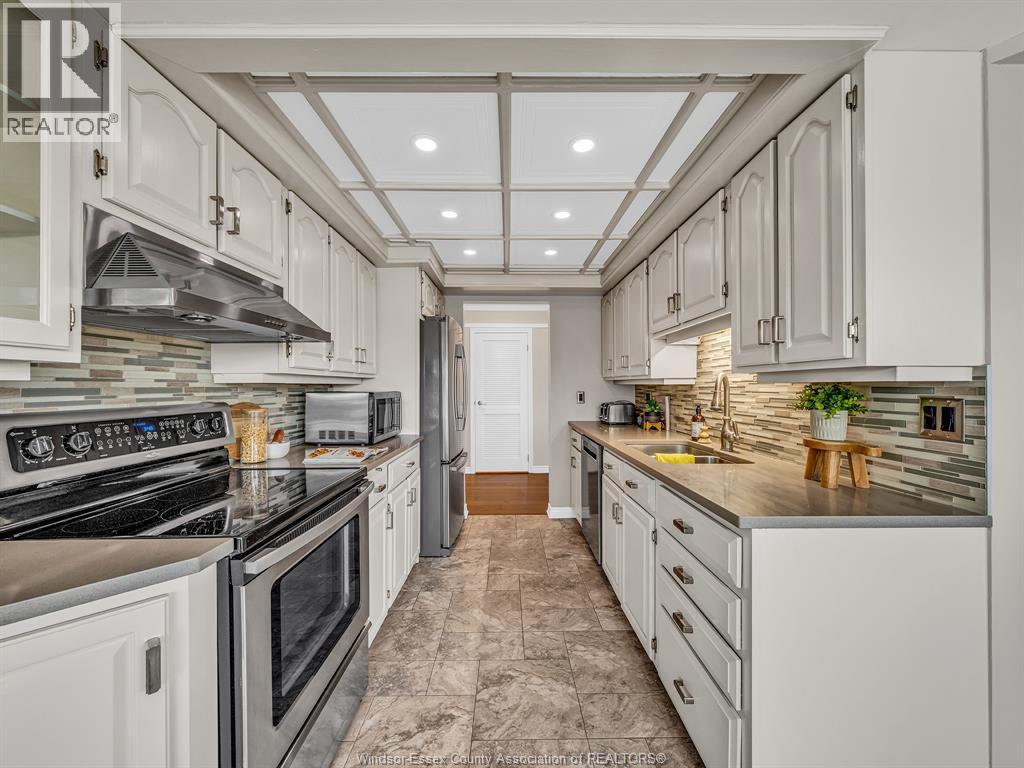 109 Robson Rd. Unit# 201, Leamington, ON - Indoor Photo Showing Kitchen With Upgraded Kitchen