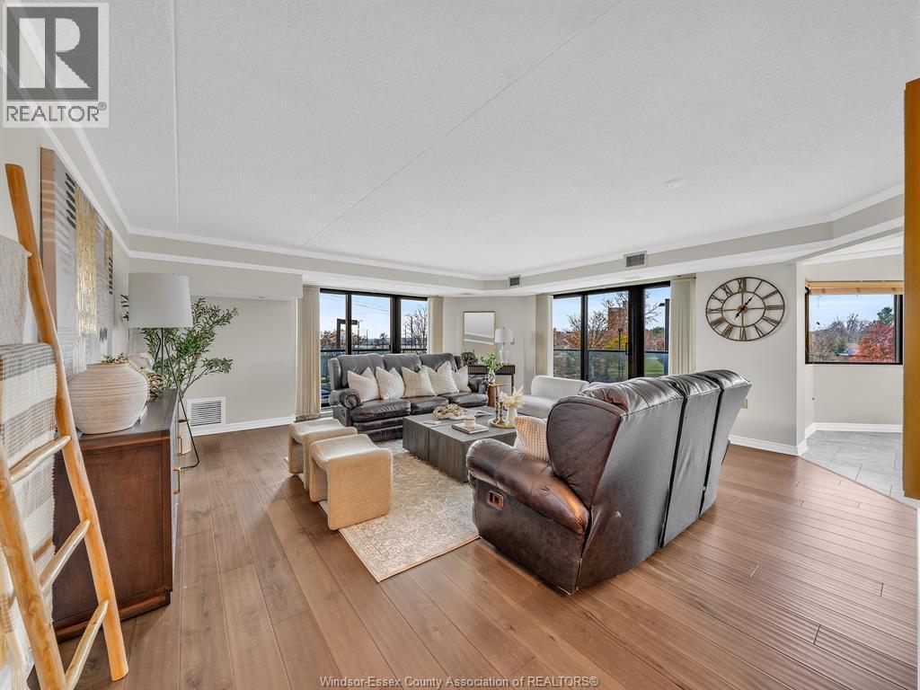 109 Robson Rd. Unit# 201, Leamington, ON - Indoor Photo Showing Living Room