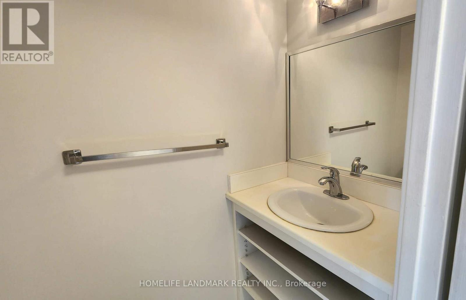 6 - 44 Chester Le Boulevard, Toronto, ON - Indoor Photo Showing Bathroom