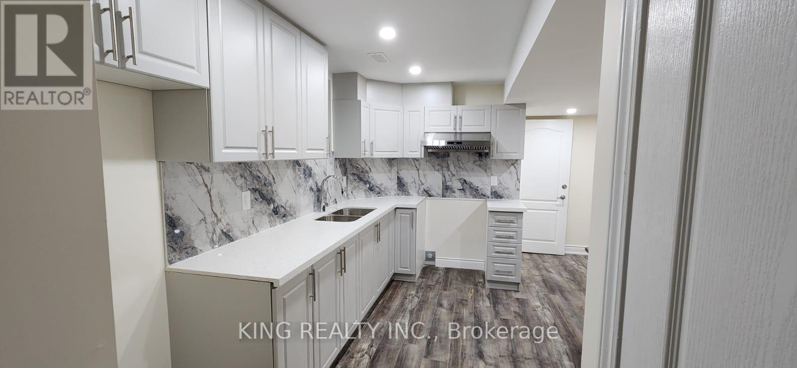 46 Meadowcrest Lane, Brampton, ON - Indoor Photo Showing Kitchen With Double Sink
