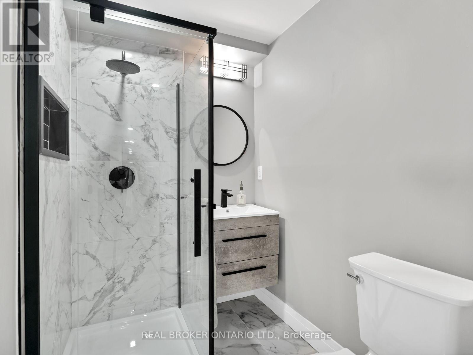 67 Lexington Avenue, Hamilton, ON - Indoor Photo Showing Bathroom
