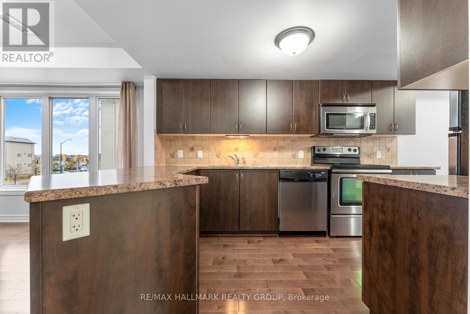 736B Chapman Mills Drive, Ottawa, ON - Indoor Photo Showing Kitchen With Upgraded Kitchen