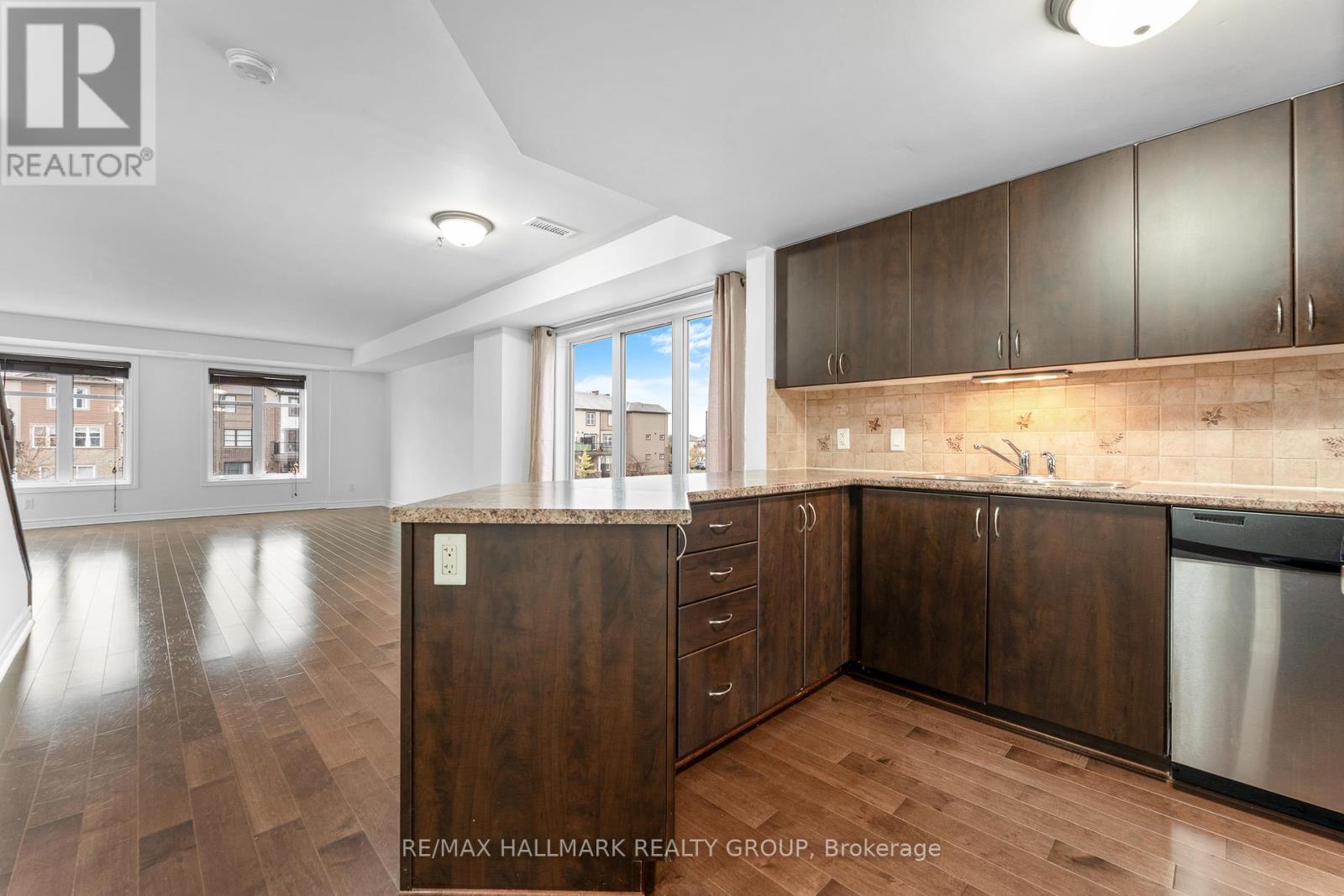 736B Chapman Mills Drive, Ottawa, ON - Indoor Photo Showing Kitchen