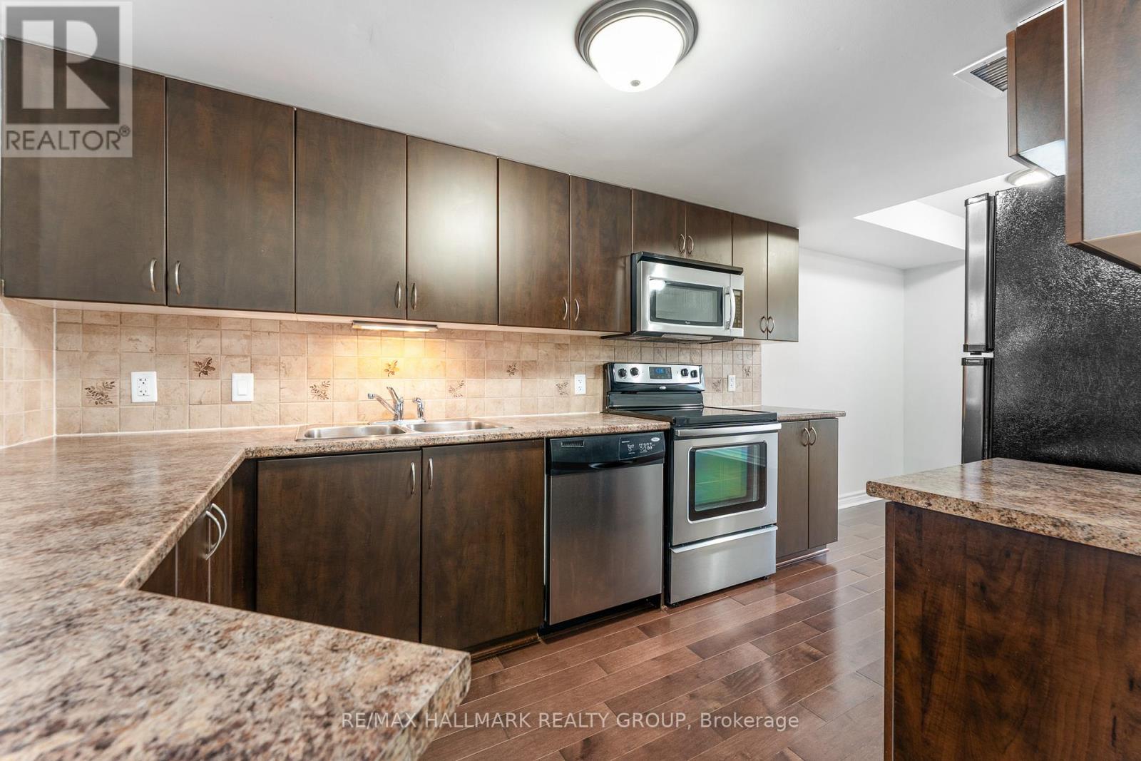 736B Chapman Mills Drive, Ottawa, ON - Indoor Photo Showing Kitchen With Double Sink