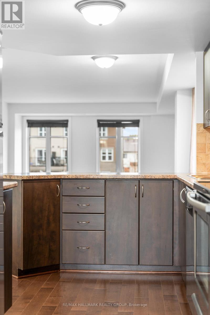 736B Chapman Mills Drive, Ottawa, ON - Indoor Photo Showing Kitchen