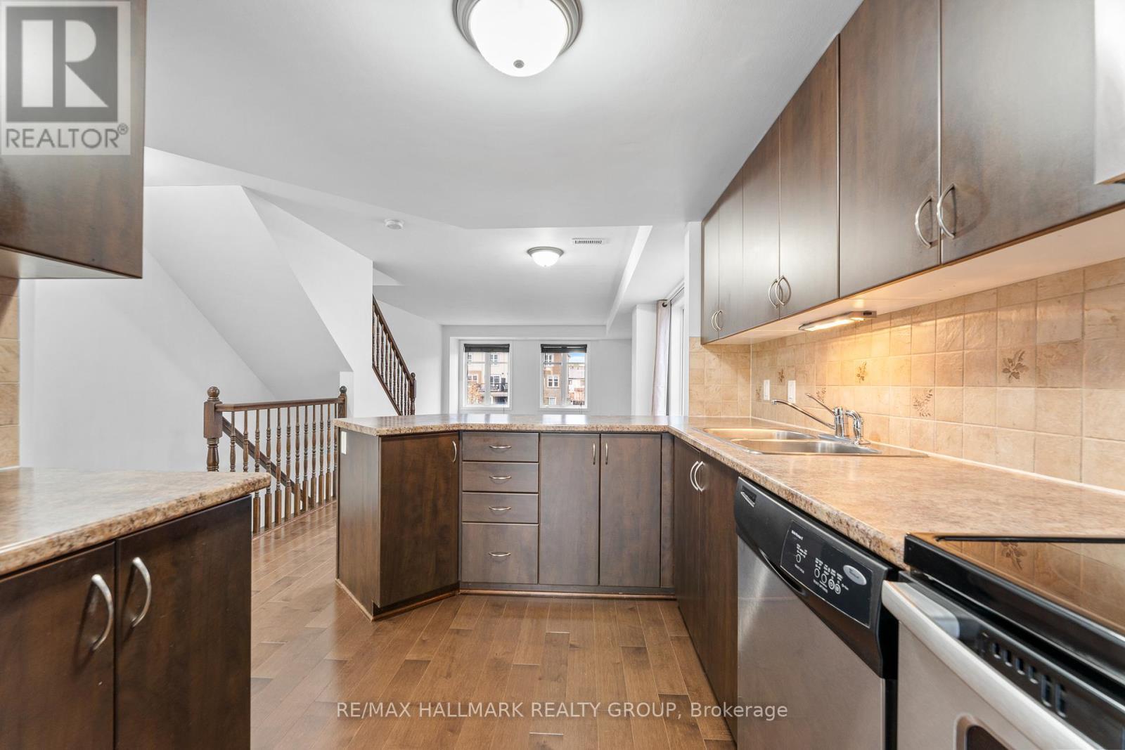 736B Chapman Mills Drive, Ottawa, ON - Indoor Photo Showing Kitchen With Double Sink