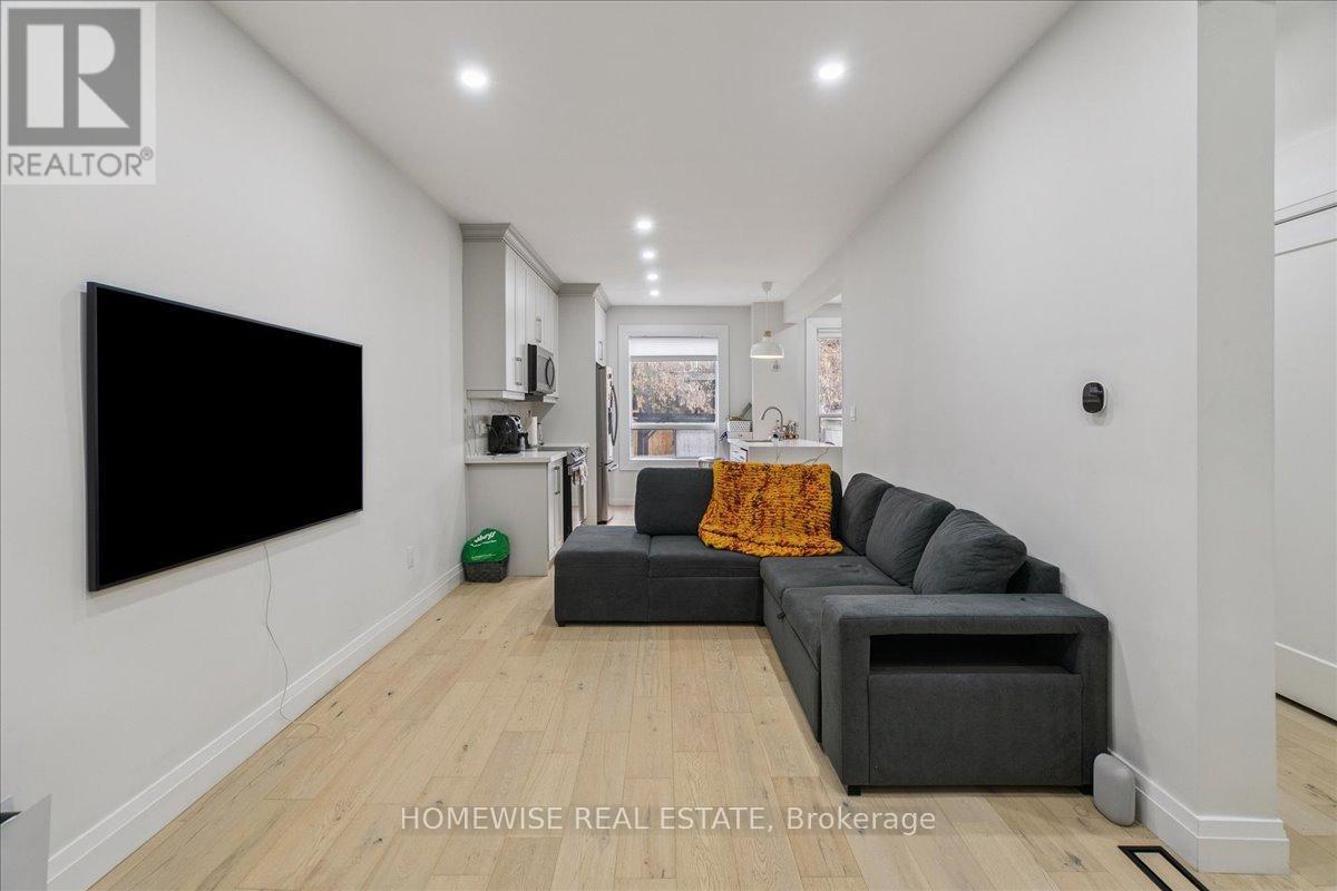 20 Greenaway Avenue, Hamilton, ON - Indoor Photo Showing Living Room