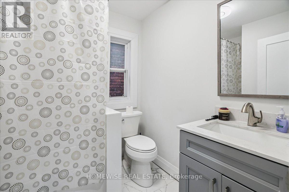 20 Greenaway Avenue, Hamilton, ON - Indoor Photo Showing Bathroom