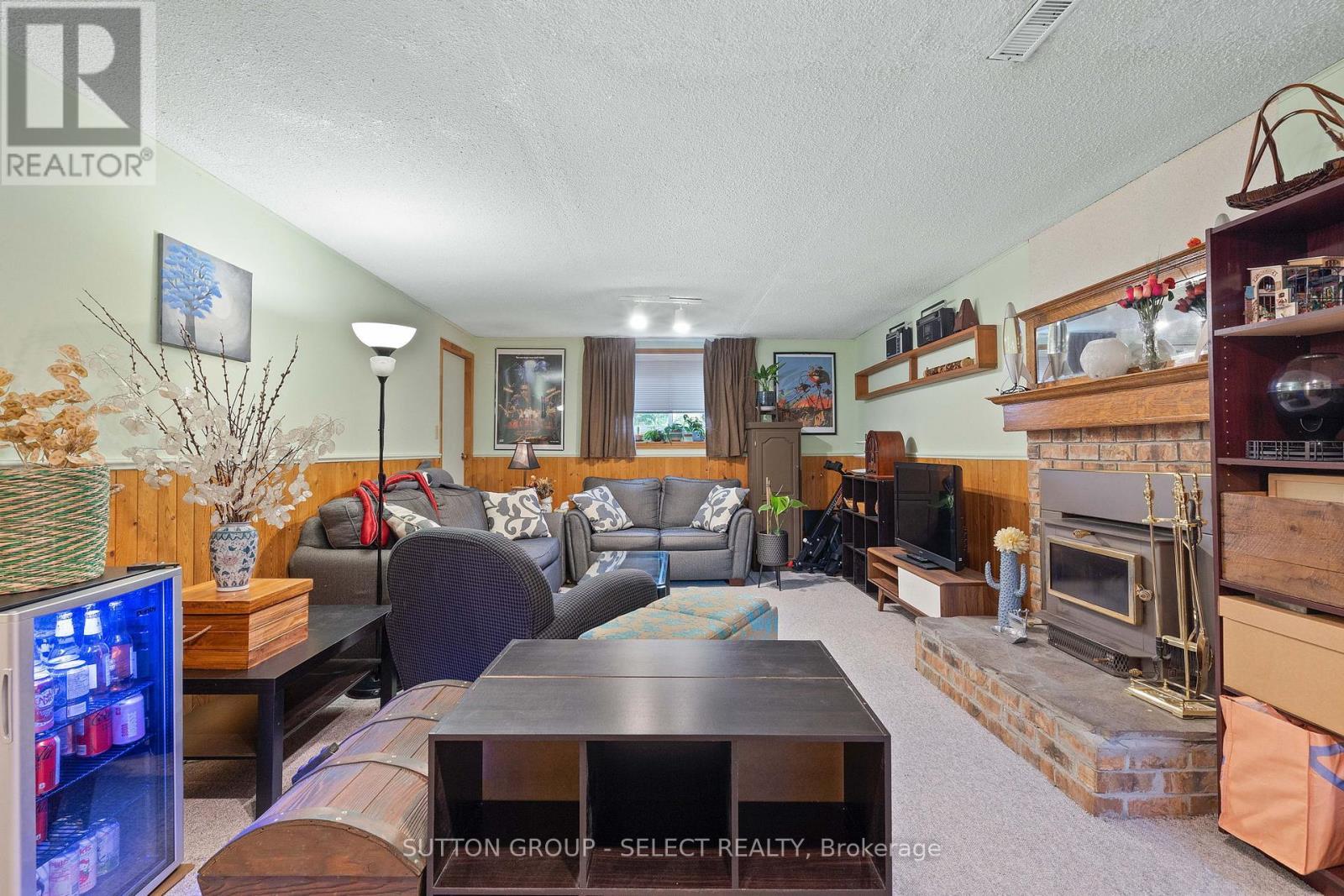 72 Blanchard Crescent, London North (North I), ON - Indoor Photo Showing Living Room With Fireplace