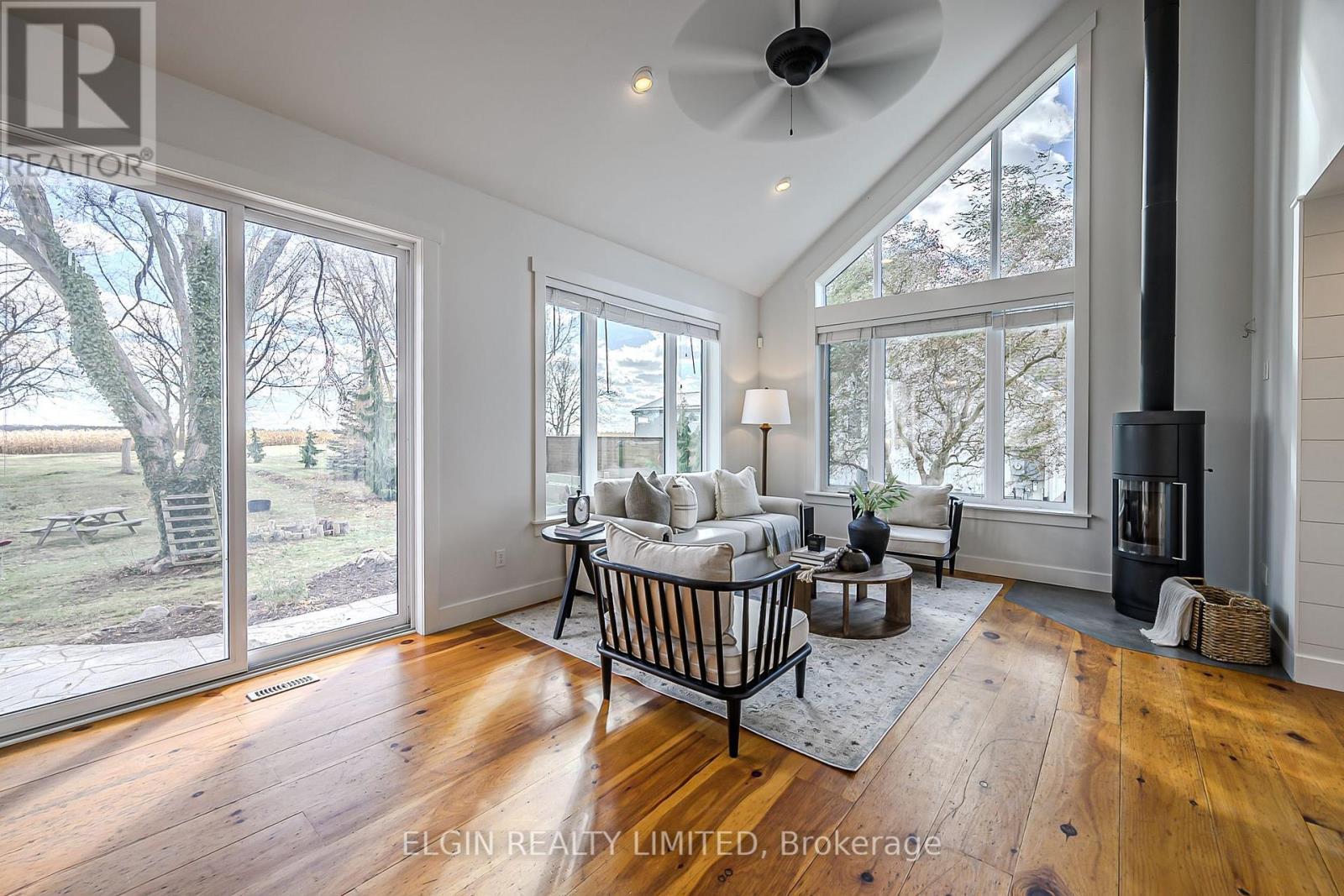 39349 Fingal Line, Southwold, ON - Indoor Photo Showing Living Room
