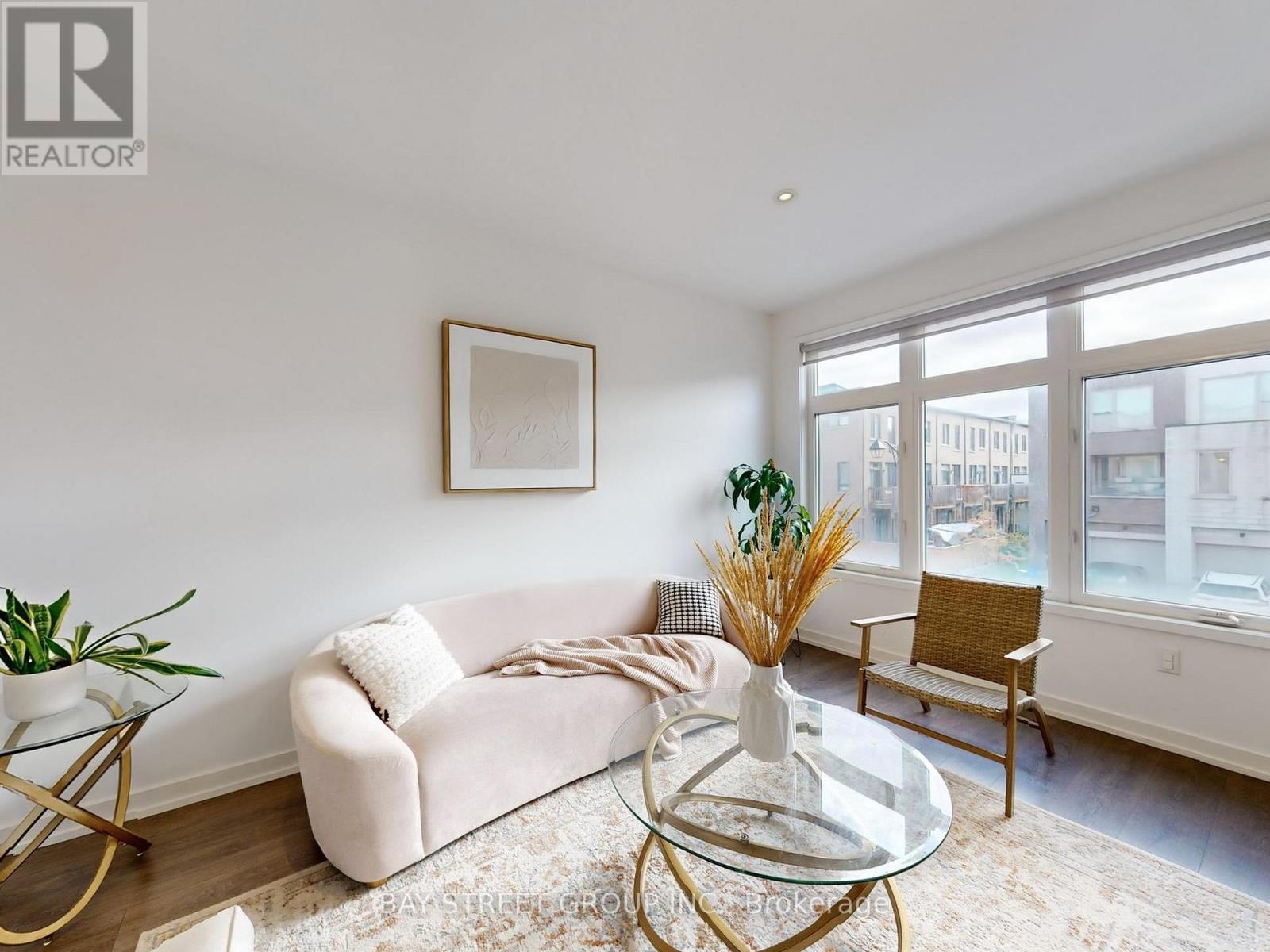 219 Huguenot Road, Oakville, ON - Indoor Photo Showing Living Room