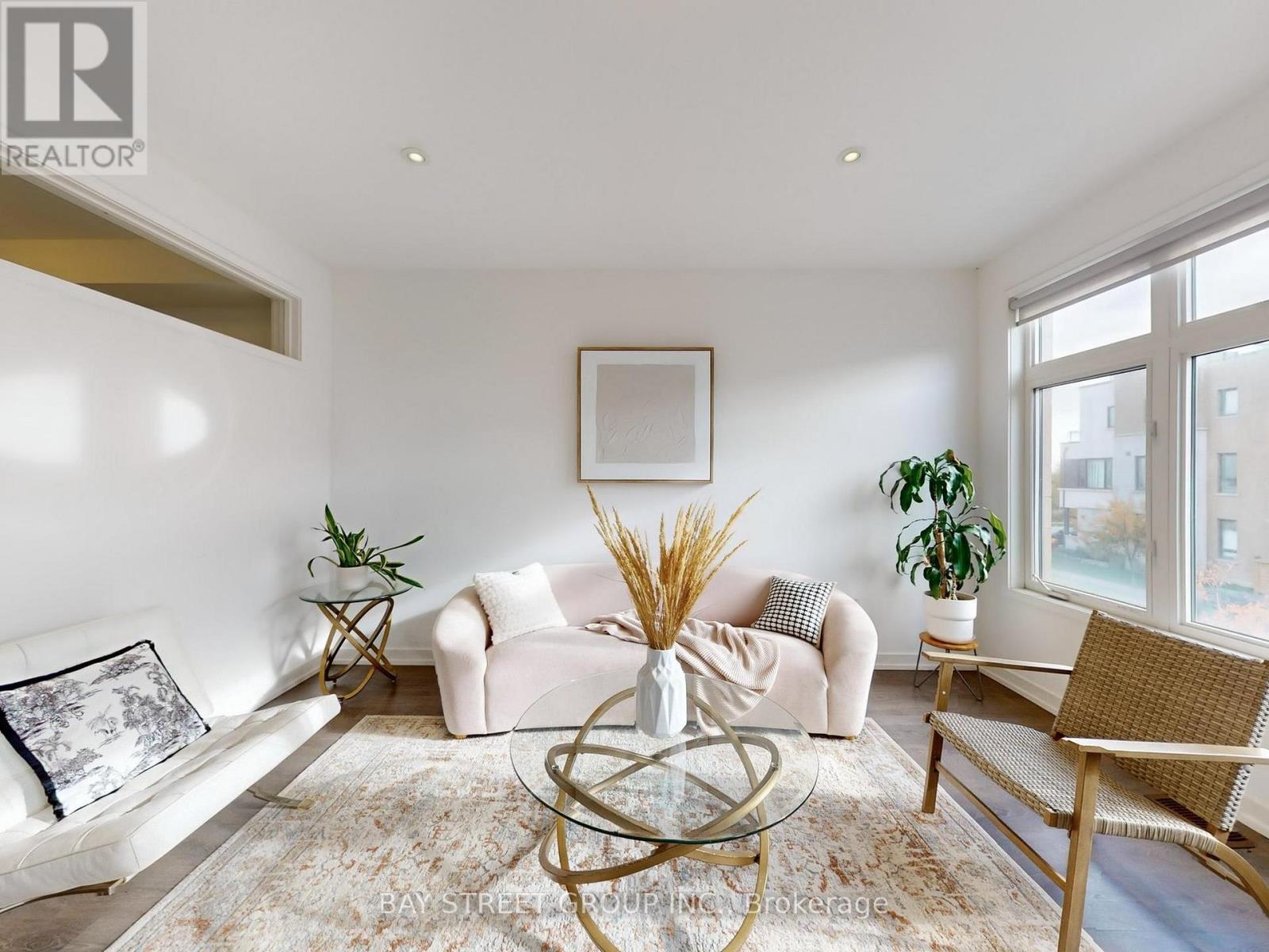 219 Huguenot Road, Oakville, ON - Indoor Photo Showing Living Room