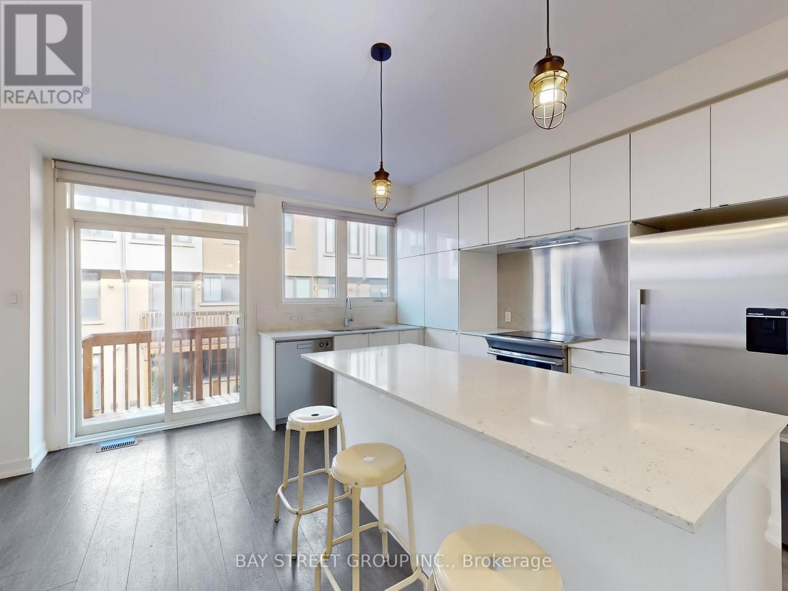 219 Huguenot Road, Oakville, ON - Indoor Photo Showing Kitchen With Upgraded Kitchen