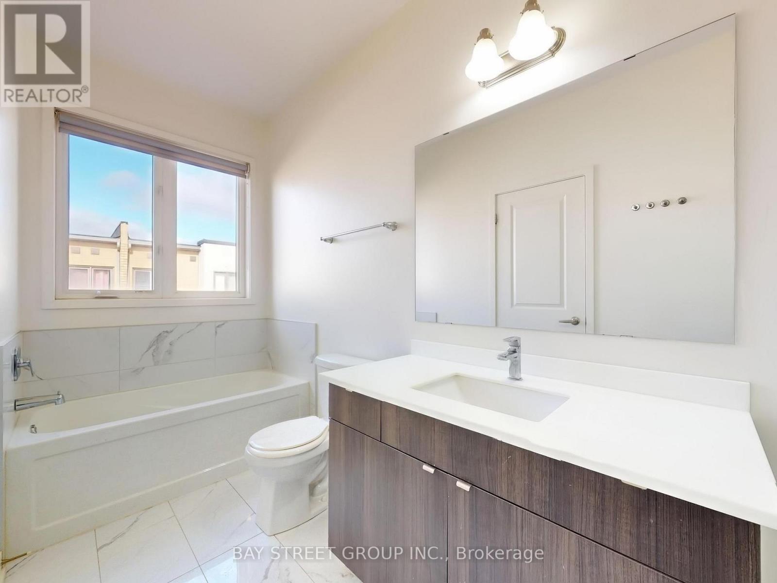 219 Huguenot Road, Oakville, ON - Indoor Photo Showing Bathroom