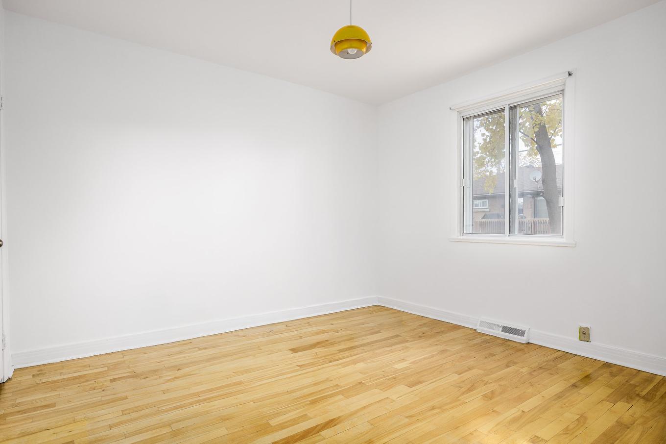 Office - 5753 Av. Mcalear, Côte-Saint-Luc, QC - Indoor Photo Showing Other Room