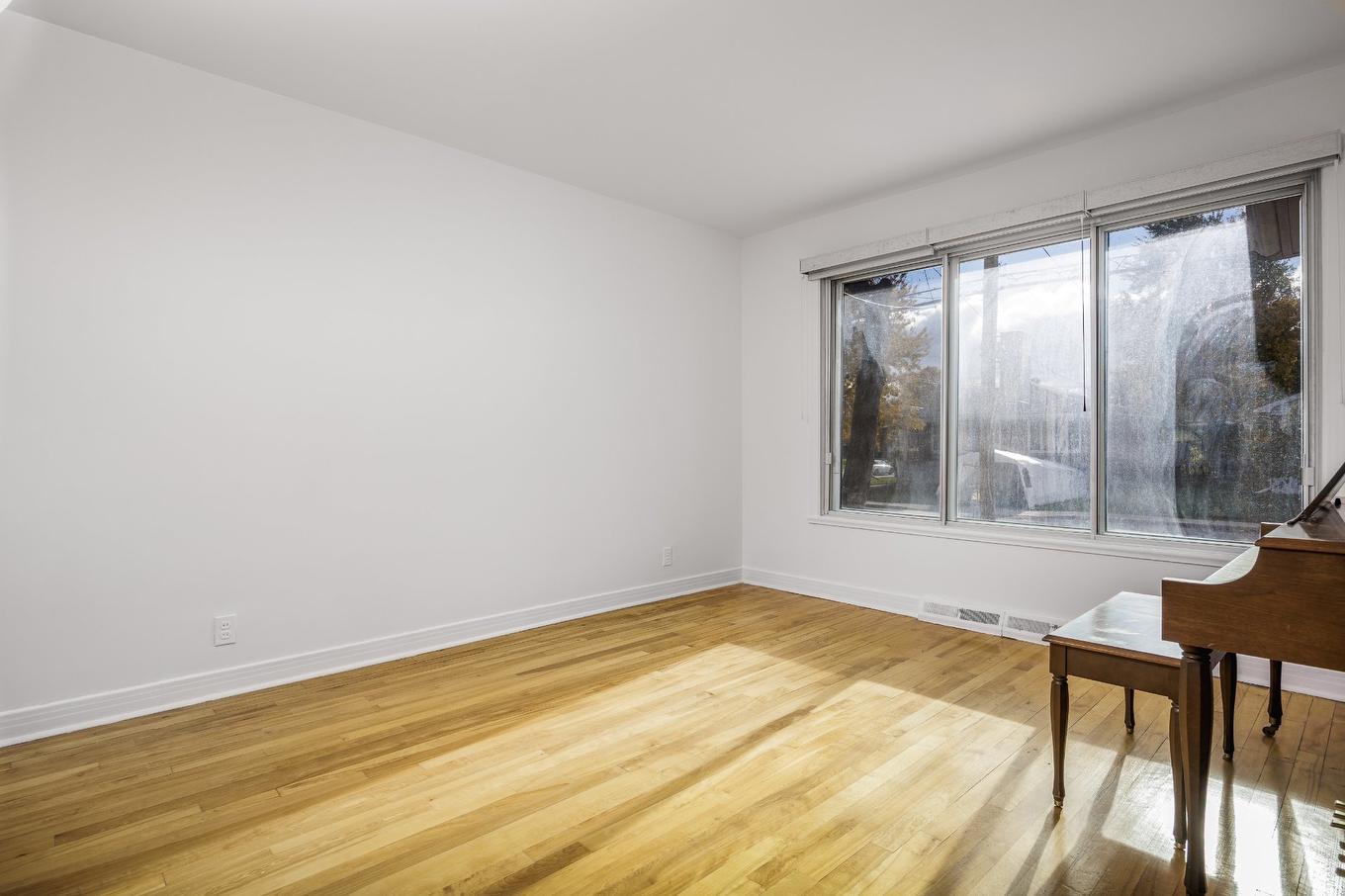 Living room - 5753 Av. Mcalear, Côte-Saint-Luc, QC - Indoor Photo Showing Other Room