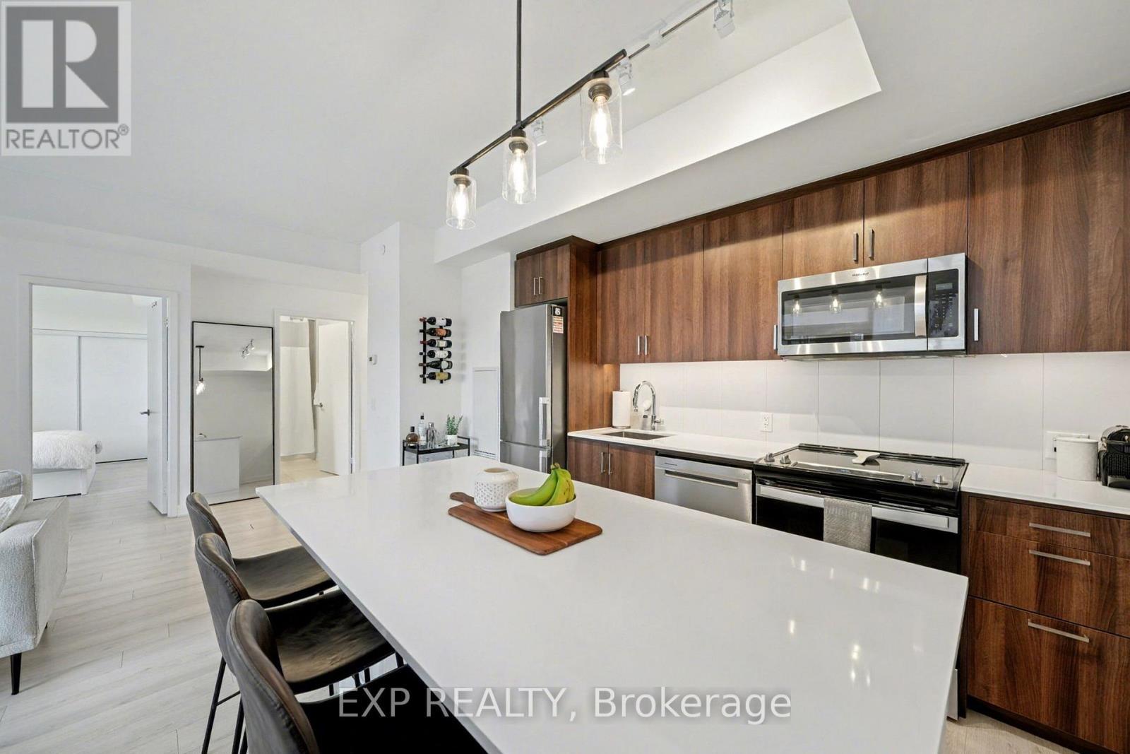 332 - 681 Yonge Street, Barrie, ON - Indoor Photo Showing Kitchen With Stainless Steel Kitchen With Upgraded Kitchen