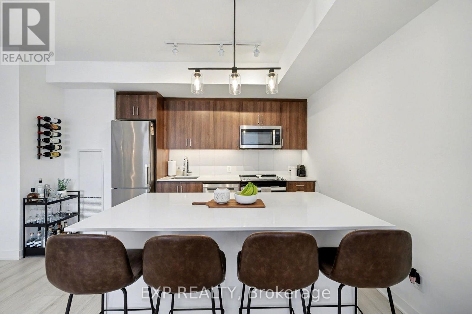 332 - 681 Yonge Street, Barrie, ON - Indoor Photo Showing Kitchen With Stainless Steel Kitchen With Upgraded Kitchen