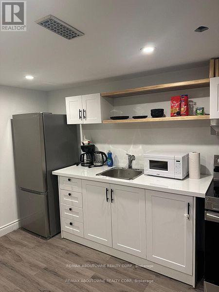 66 Wellington Street S, Hamilton, ON - Indoor Photo Showing Kitchen