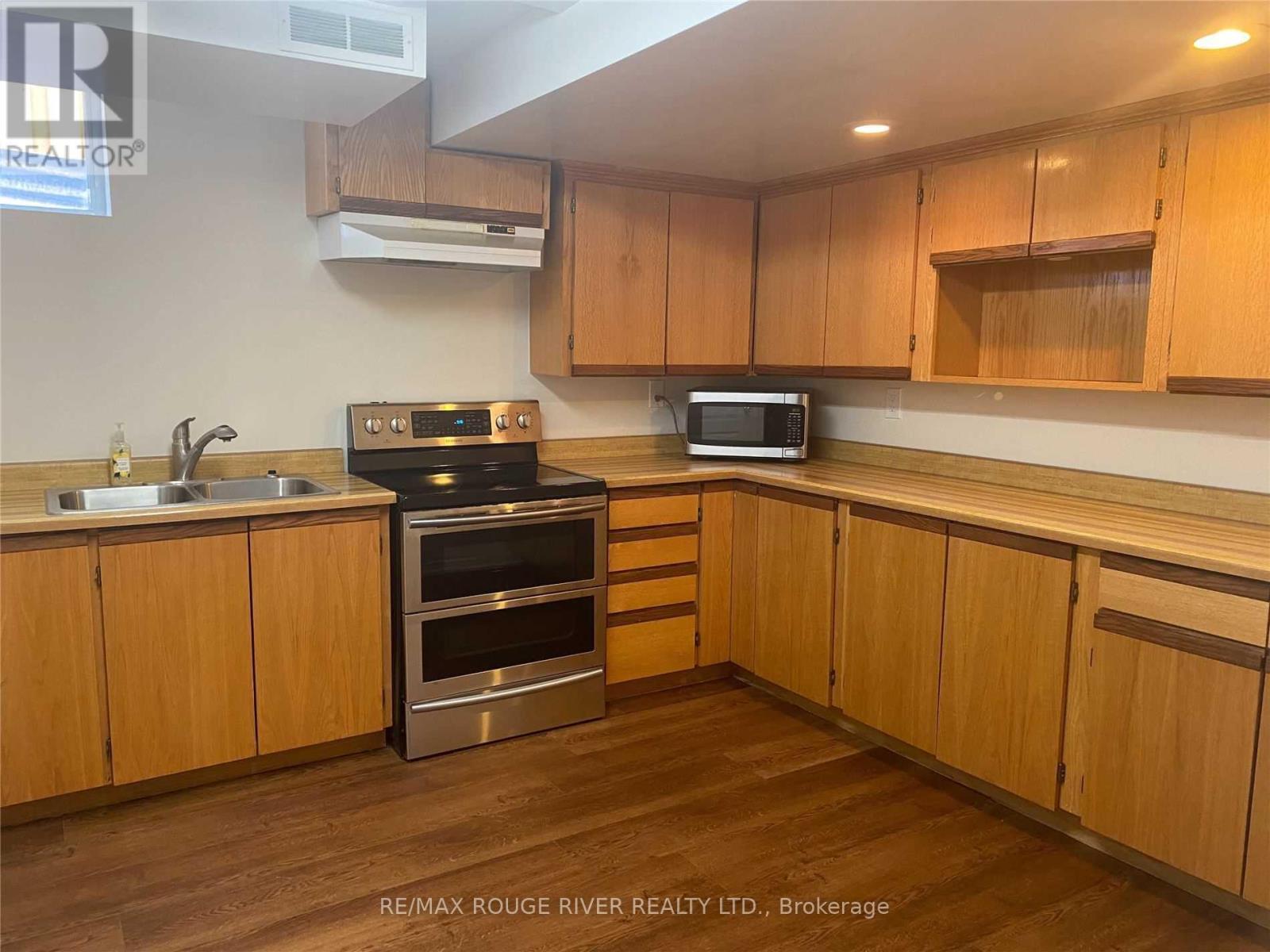 Bsmnt - 35 Meekings Drive, Ajax, ON - Indoor Photo Showing Kitchen With Double Sink