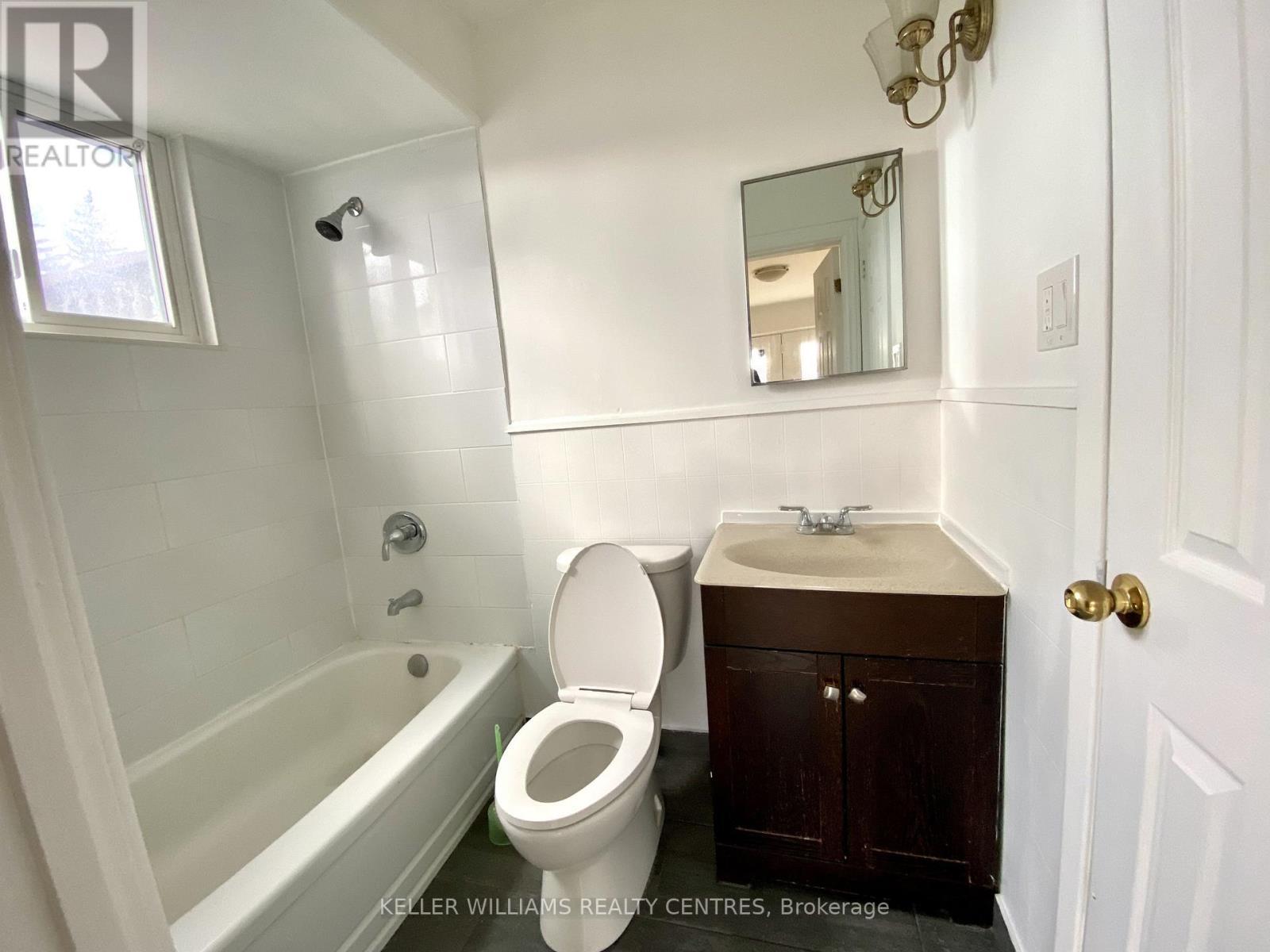 Lower Back Unit - 43 Walter Avenue, Newmarket, ON - Indoor Photo Showing Bathroom