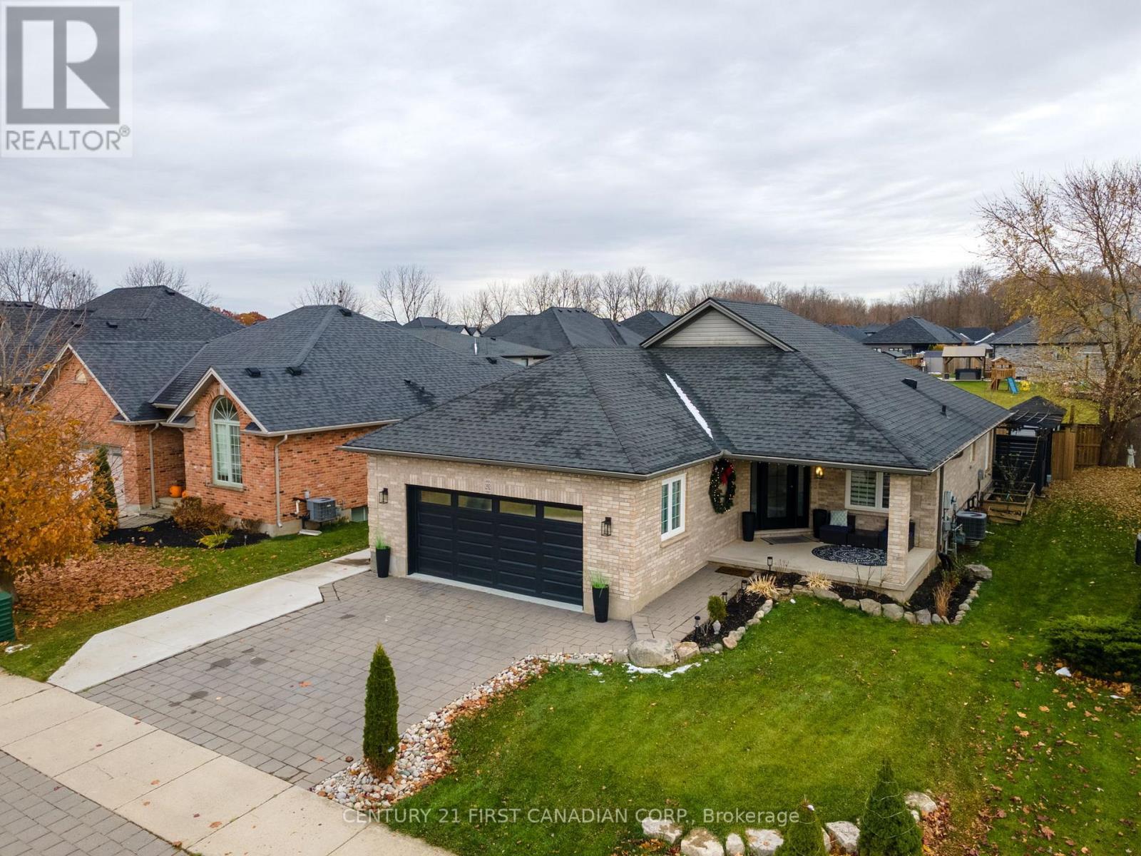 292 Thorn Drive, Strathroy-Caradoc (Ne), ON - Outdoor