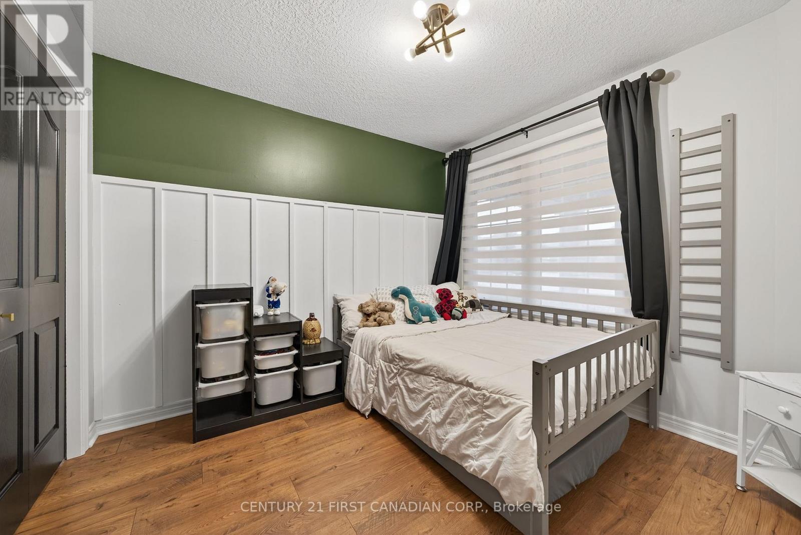 292 Thorn Drive, Strathroy-Caradoc (Ne), ON - Indoor Photo Showing Bedroom