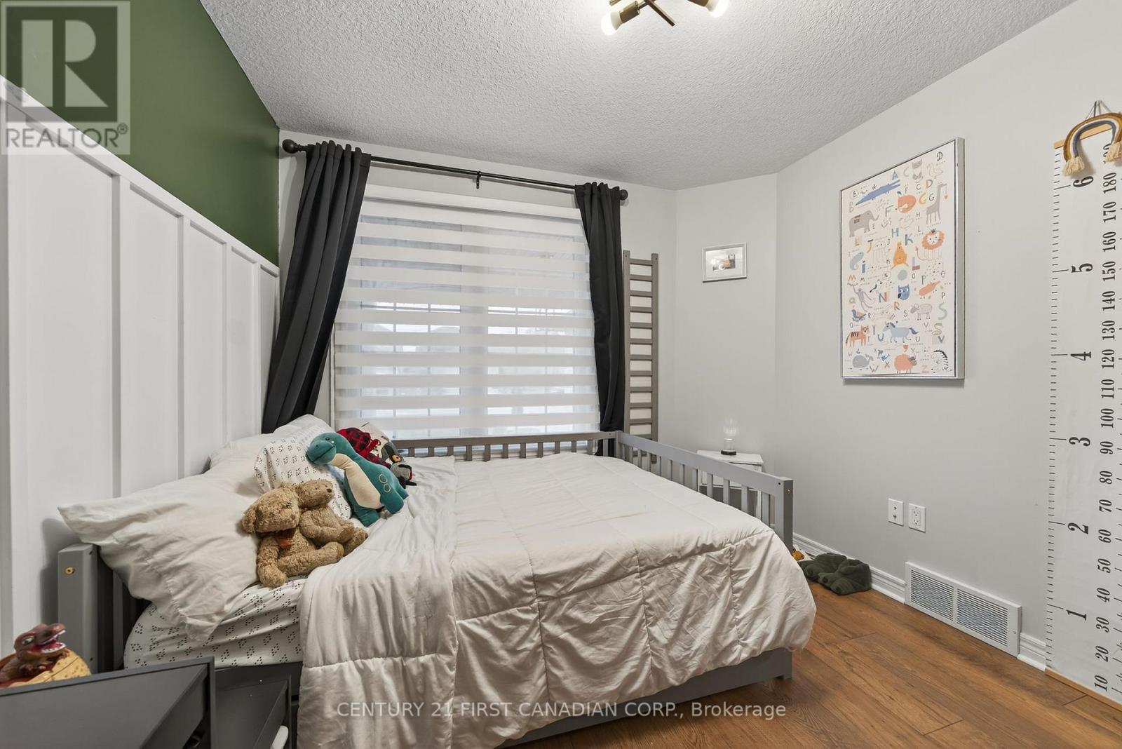 292 Thorn Drive, Strathroy-Caradoc (Ne), ON - Indoor Photo Showing Bedroom